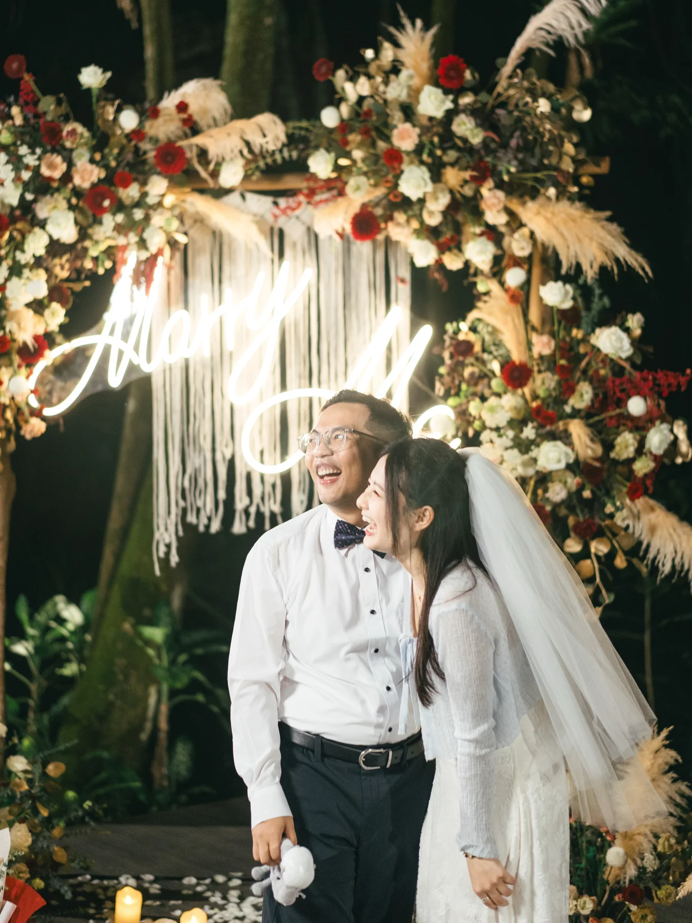 「Marry me」花拱下的兩人