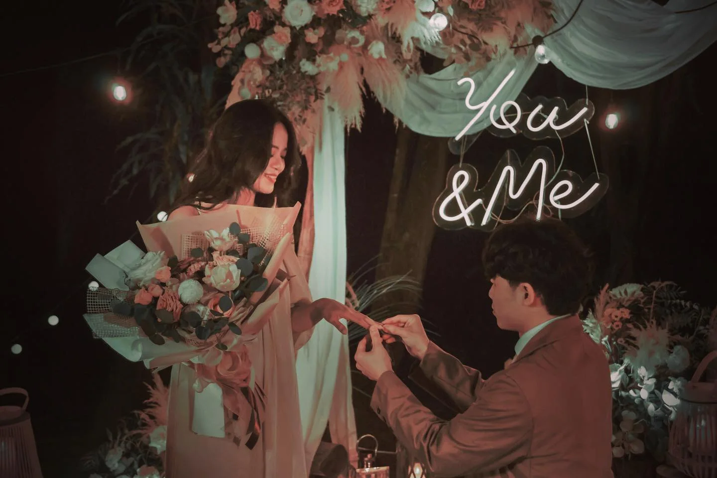 「You & Me」燈字下,為她戴上戒指
